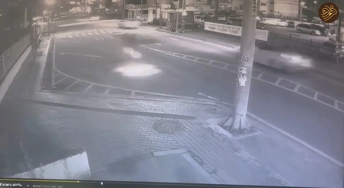 (ویدئو) برخورد شدید موتورسوار با تیر برق!