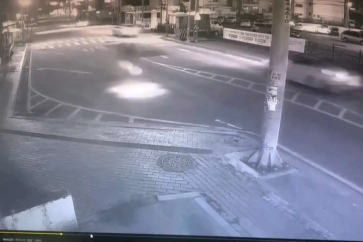 (ویدئو) برخورد شدید موتورسوار با تیر برق!