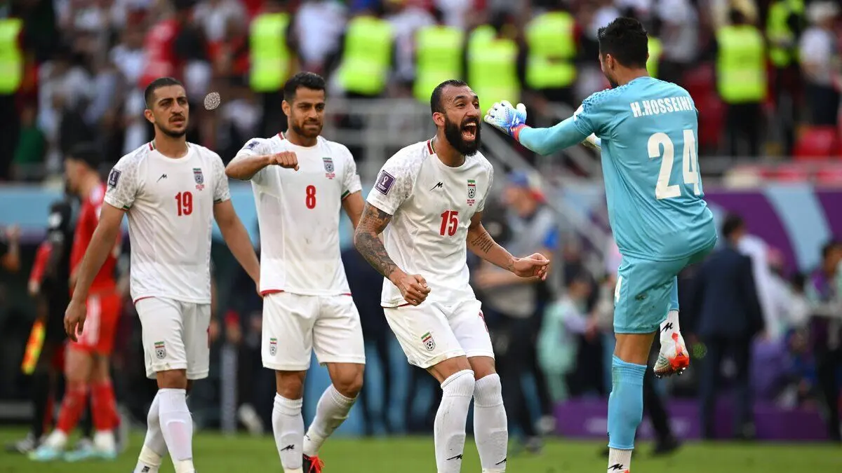 (ویدئو) غش کردن یک هوادار تیم ملی ایران از فرط خوشحالی در استادیوم
