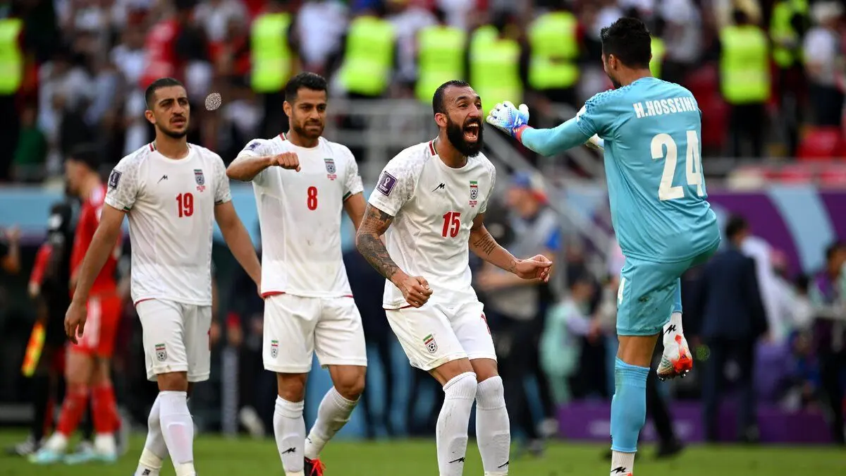 (ویدئو) غش کردن یک هوادار تیم ملی ایران از فرط خوشحالی در استادیوم