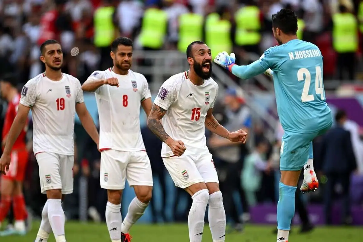 (ویدئو) غش کردن یک هوادار تیم ملی ایران از فرط خوشحالی در استادیوم