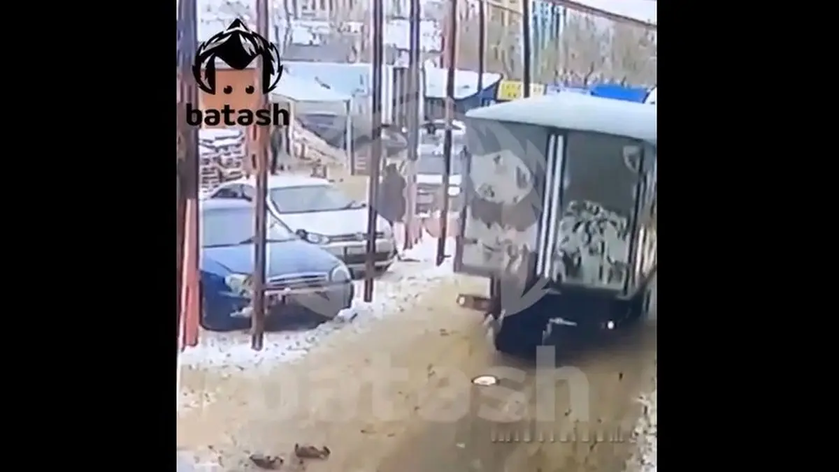 (ویدئو) حرکت دنده عقب کامیون جان پیرزن را گرفت