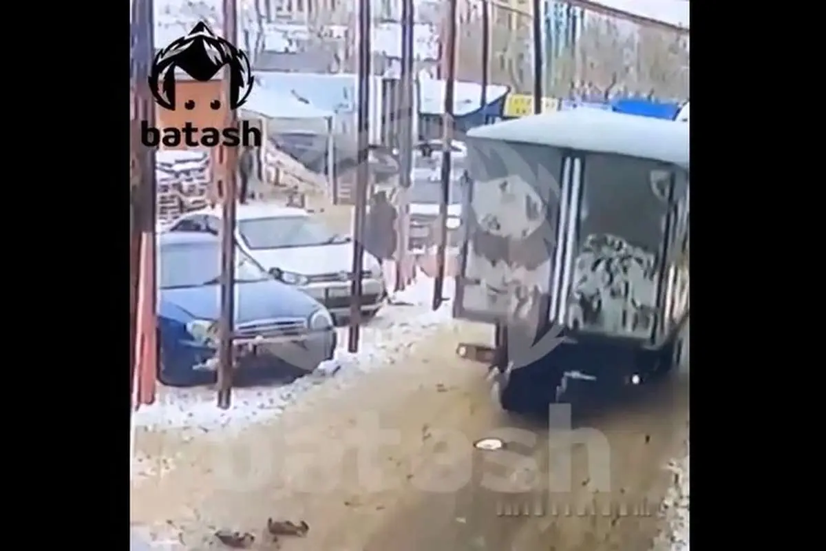 (ویدئو) حرکت دنده عقب کامیون جان پیرزن را گرفت