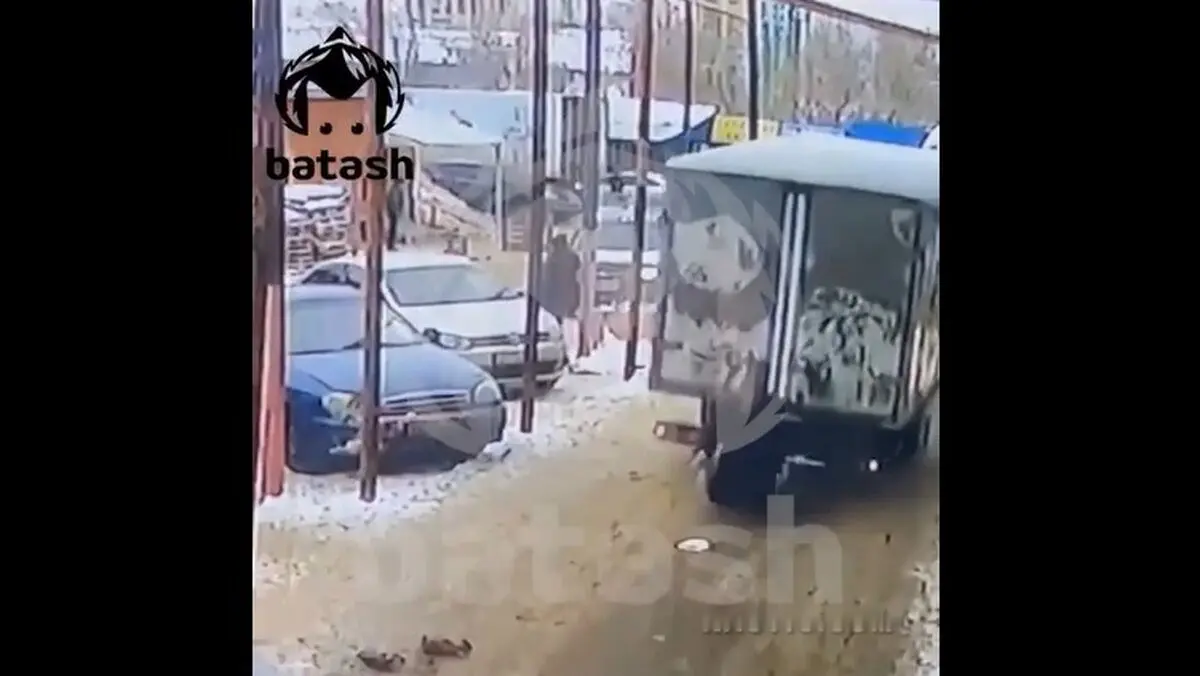 (ویدئو) حرکت دنده عقب کامیون جان پیرزن را گرفت