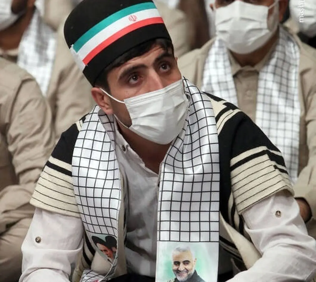 (عکس) لباس خاص یک بسیجی در دیدار با رهبر انقلاب