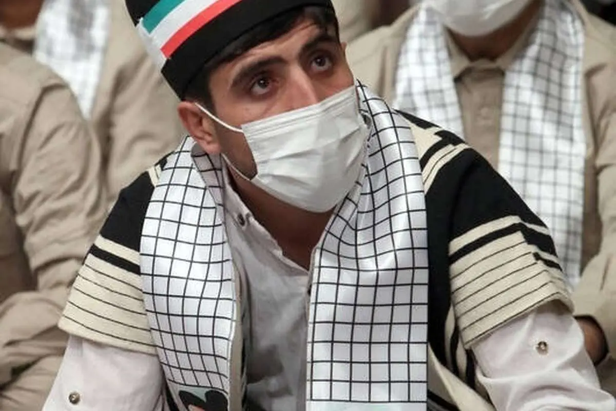 (عکس) لباس خاص یک بسیجی در دیدار با رهبر انقلاب