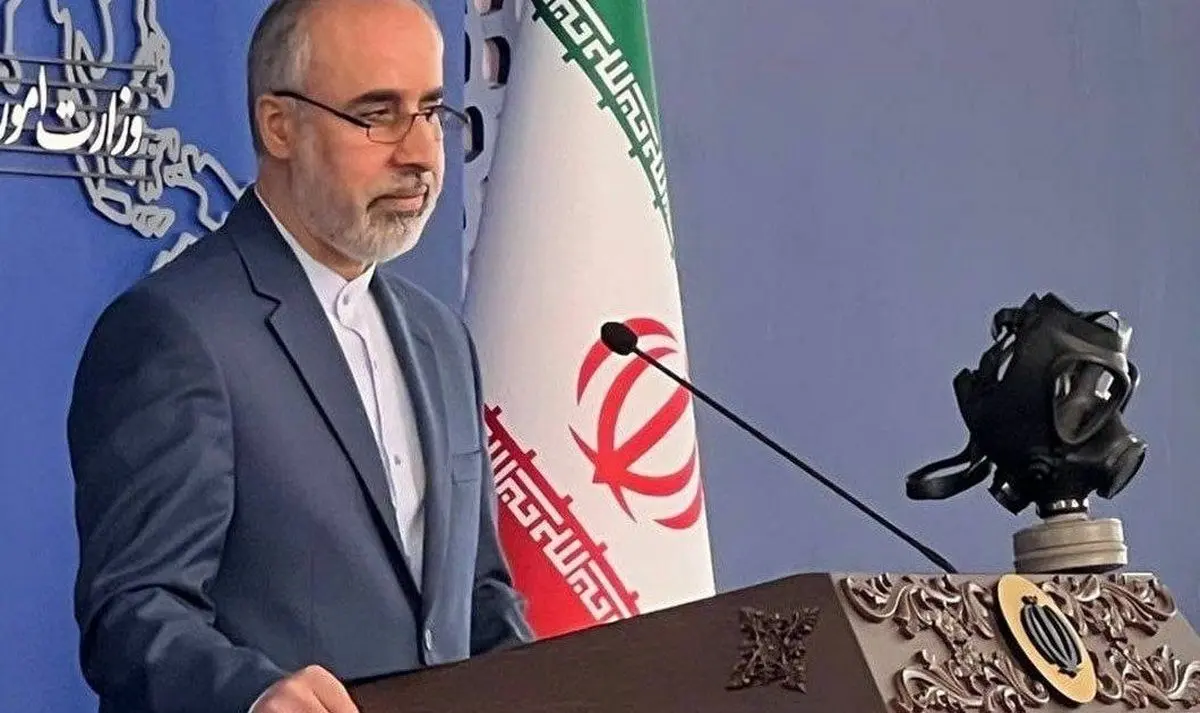 (ویدئو) آغاز متفاوت نشست خبری سخنگوی وزارت خارجه؛ کنعانی با ماسک شیمیایی