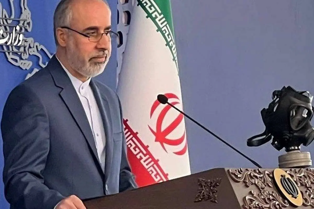 (ویدئو) آغاز متفاوت نشست خبری سخنگوی وزارت خارجه؛ کنعانی با ماسک شیمیایی