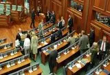 پرتاب تخم‌مرغ به سمت نخست‌وزیر کوزوو در پارلمان