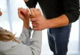 خشونت علیه زنان مساله‌ای فردی نیست، اجتماعی است/ جامعه نسبت به خشونت بی‌تفاوت شده است / مدارس متمرکز بر قبولی در کنکورند نه پرورش انسان