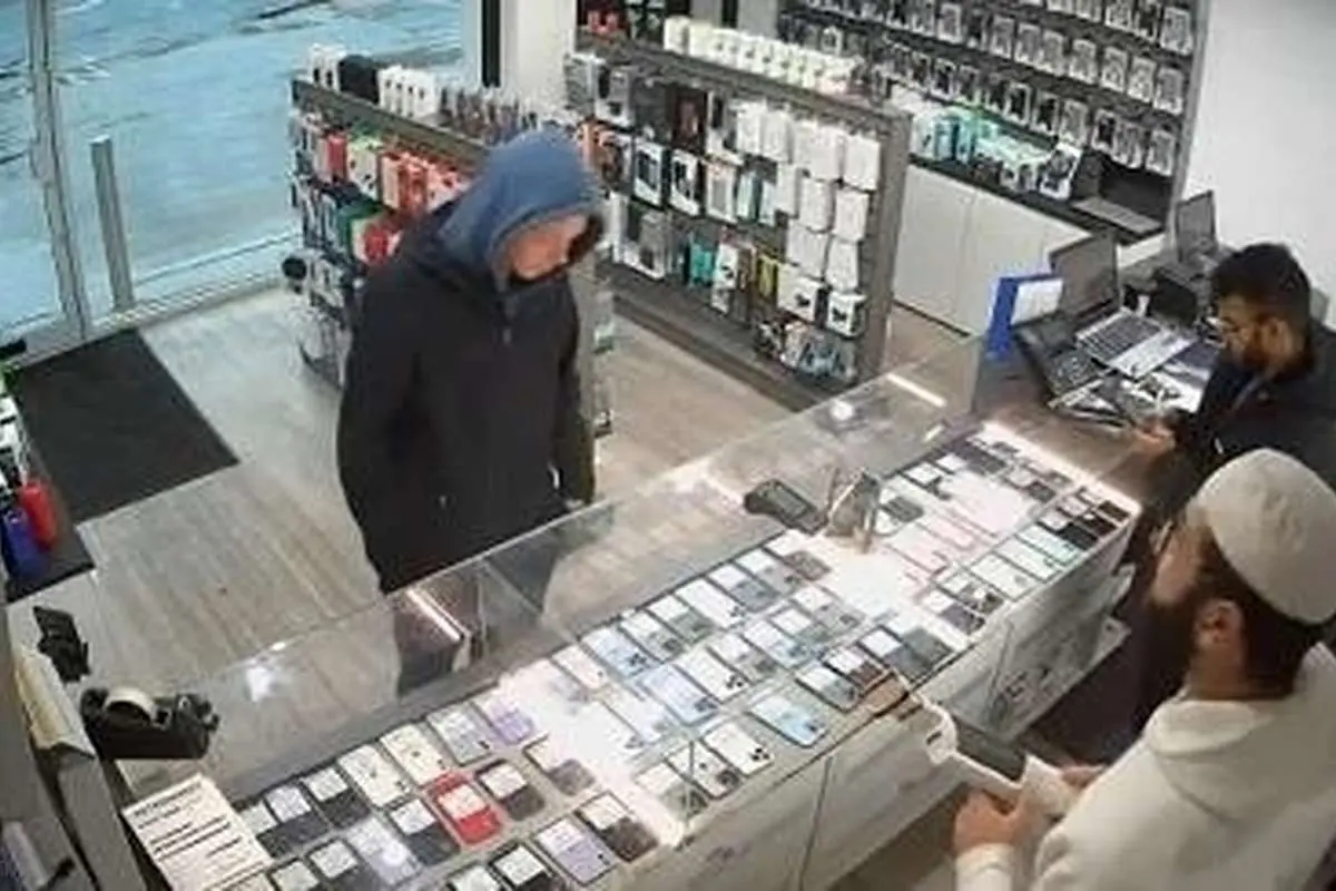(ویدئو) سارق موبایل هنگام فرار به در بسته خورد؛ واکنش جالب فروشنده