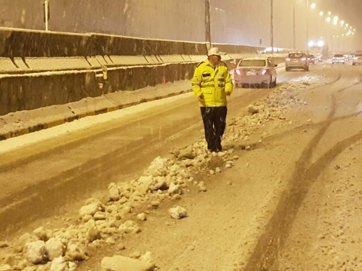 بارش باران و برف در محورهای ۹ استان کشور