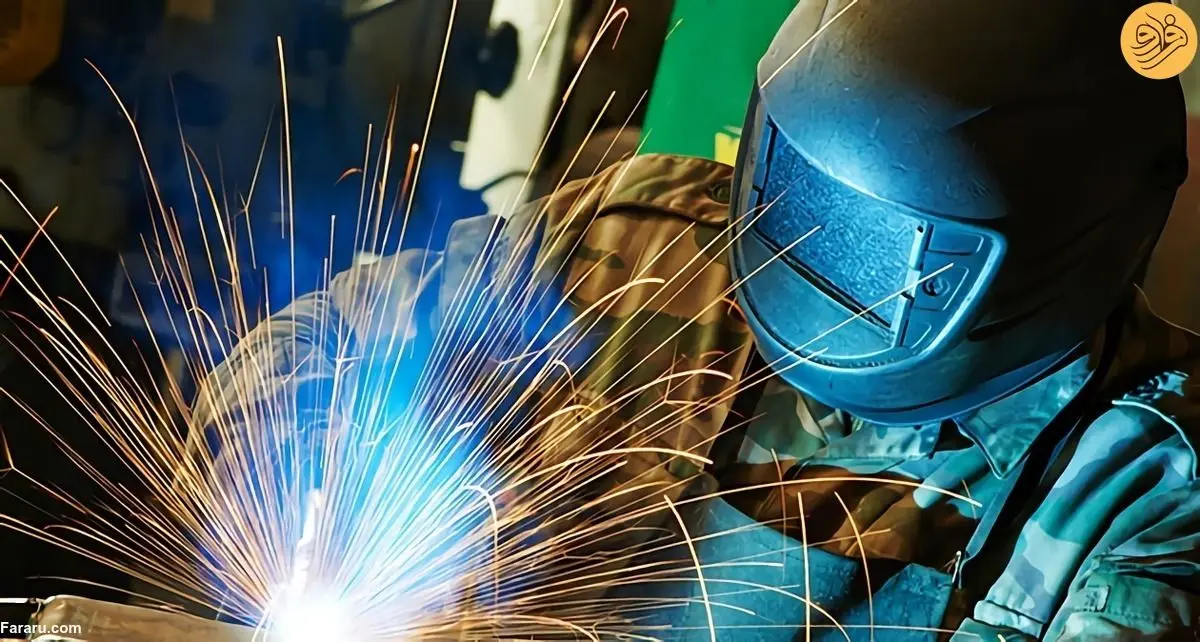(ویدئو) کفش آهنی ابتکار یک جوشکار برای بالا رفتن از ستون!