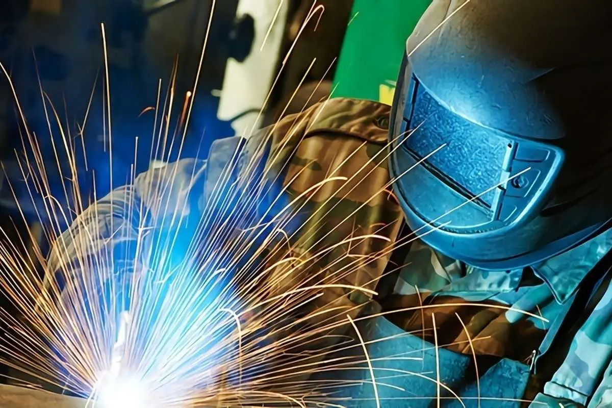 (ویدئو) کفش آهنی ابتکار یک جوشکار برای بالا رفتن از ستون!