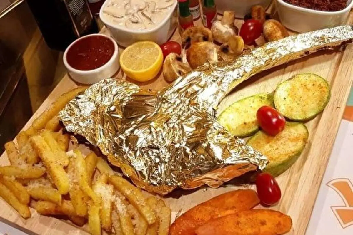 (ویدئو) حرکت باورنکردی یک رستوران؛ سرو استیک طلا با کمک نیروهای امنیتی