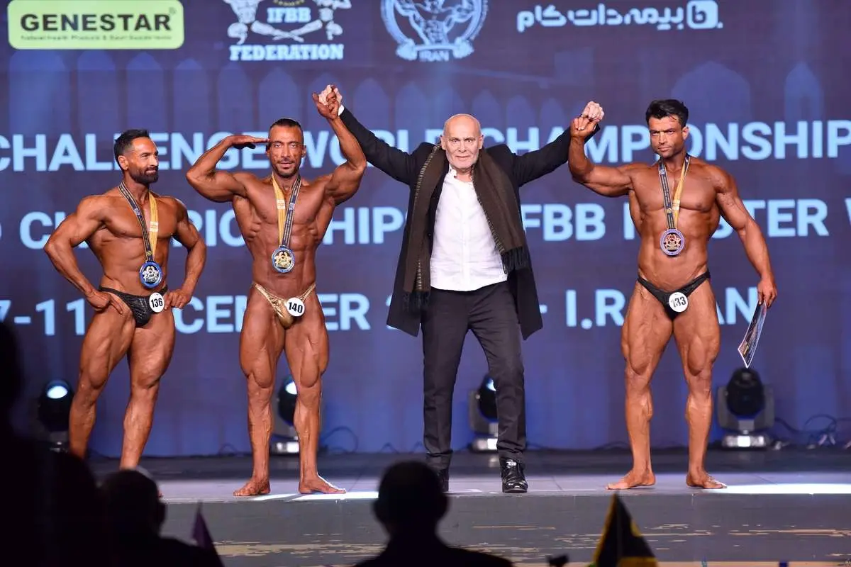 (تصاویر) جمشید هاشمپور یک قدم تا فیگور گرفتن روی سن!