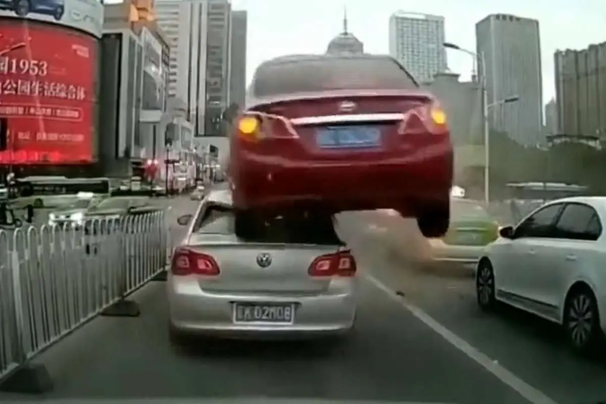 (ویدئو) تصادف و پرش یک خودرو