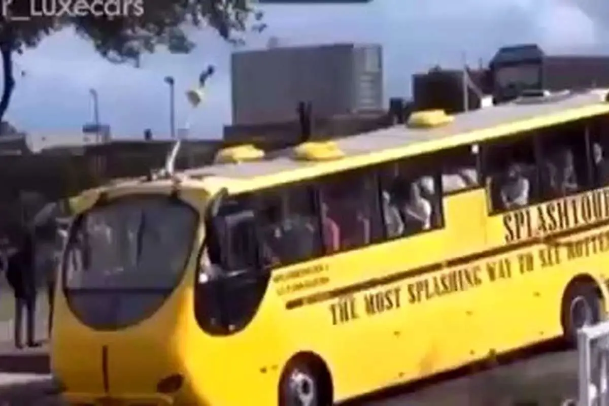 (ویدئو) لحظه حیرتانگیز قایق شدن یک اتوبوس شهری!