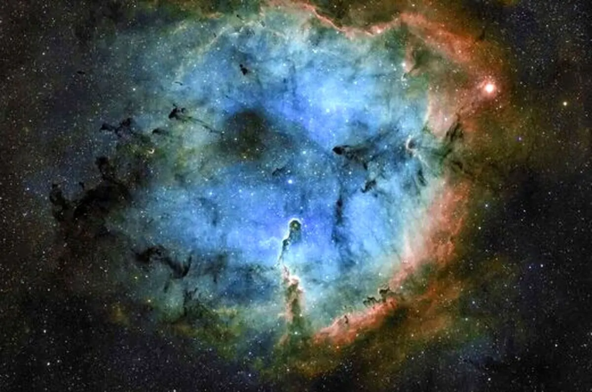 (تصویر) هیولایی شبیه به خرطوم فیل در آسمان شب