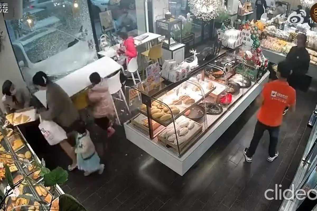 (ویدئو) تصادف یک خودرو با قنادی!