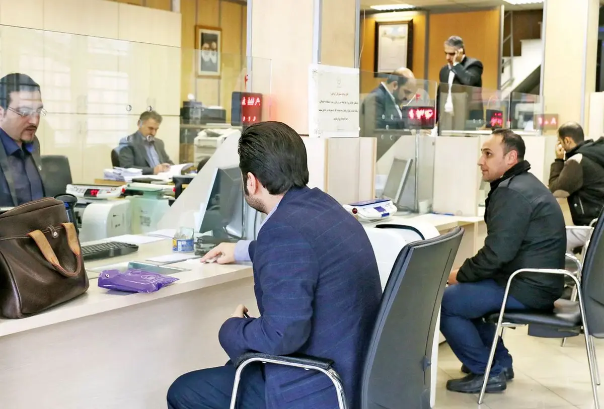 هرچه بانک زیان‌ده‌تر، تبلیغات میلیاردی بیشتر!