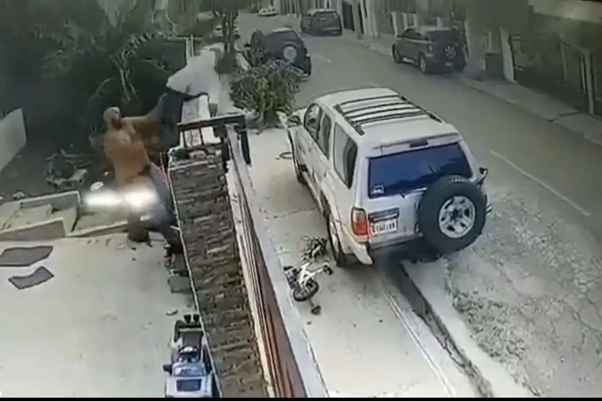 (ویدئو) دزد نگونبخت هنگام فرار گیر صاحبخانه غول پیکر افتاد!