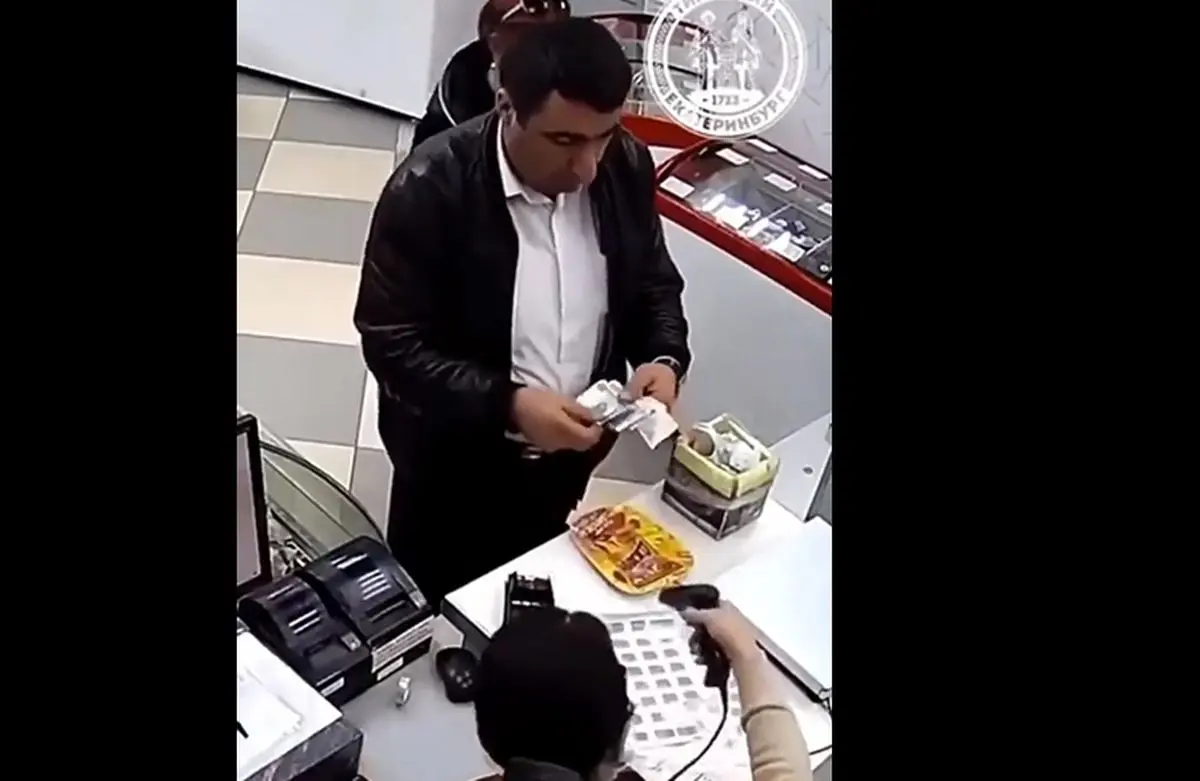 (ویدئو) کلاهبرداری حیرت‌انگیز مشتری از فروشنده زن