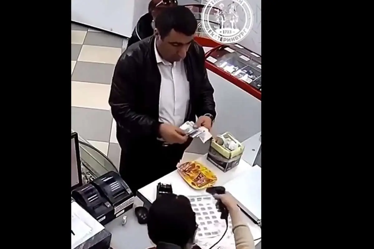 (ویدئو) کلاهبرداری حیرت‌انگیز مشتری از فروشنده زن