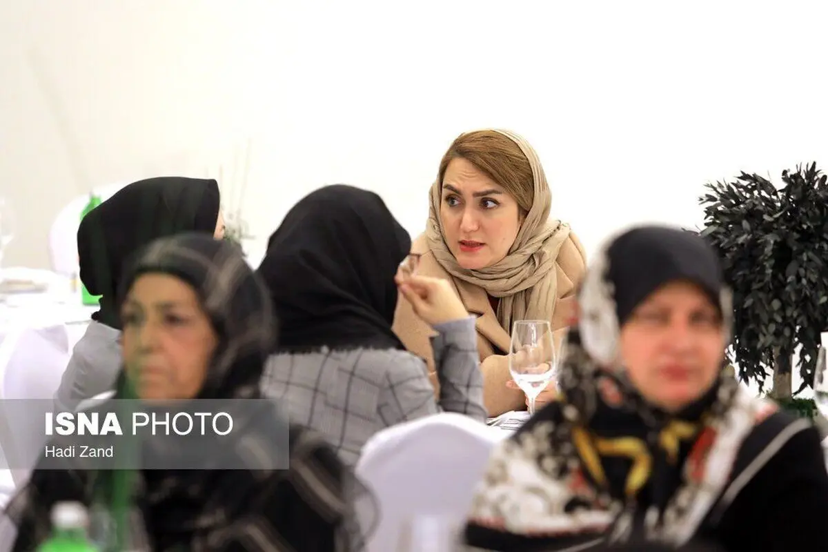 (تصاویر) نشست وزیر خارجه با ایرانیان‌ مقیم صربستان