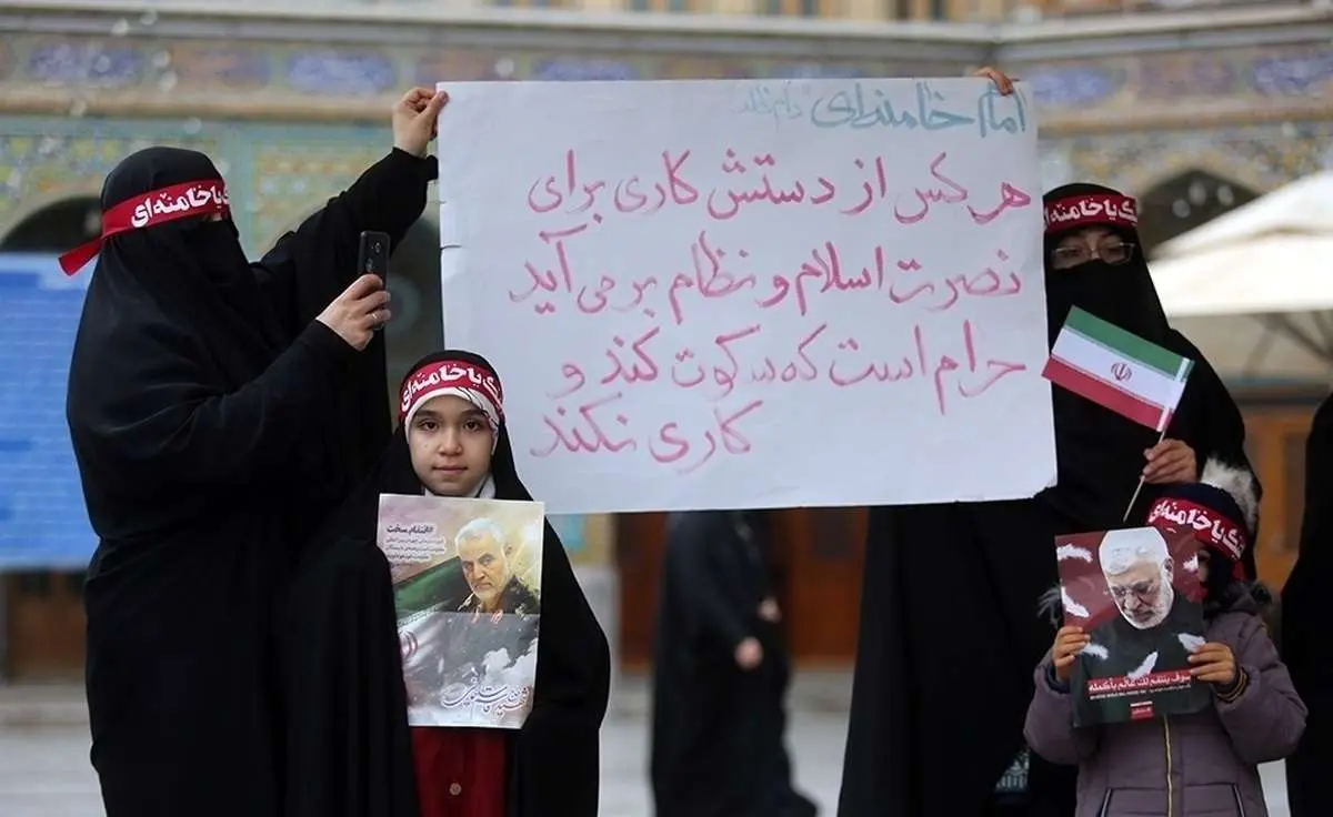 (تصاویر) تحصن بانوان قمی علیه بی حجابی