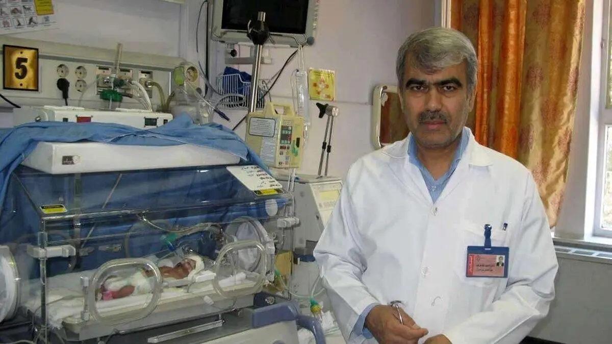 پزشکی که ساعت دقیق درمان نوزادان بیمار را می‌داند!