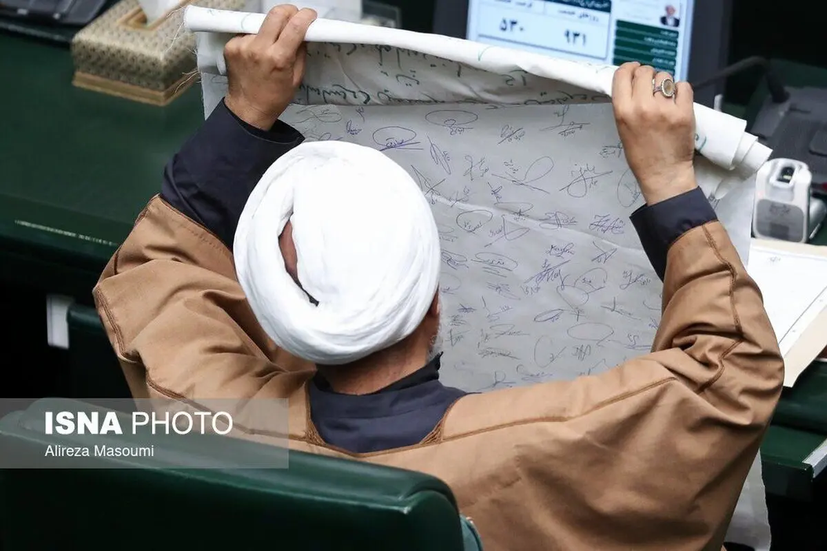 (تصاویر) حاشیه‌هایی از صحن علنی مجلس
