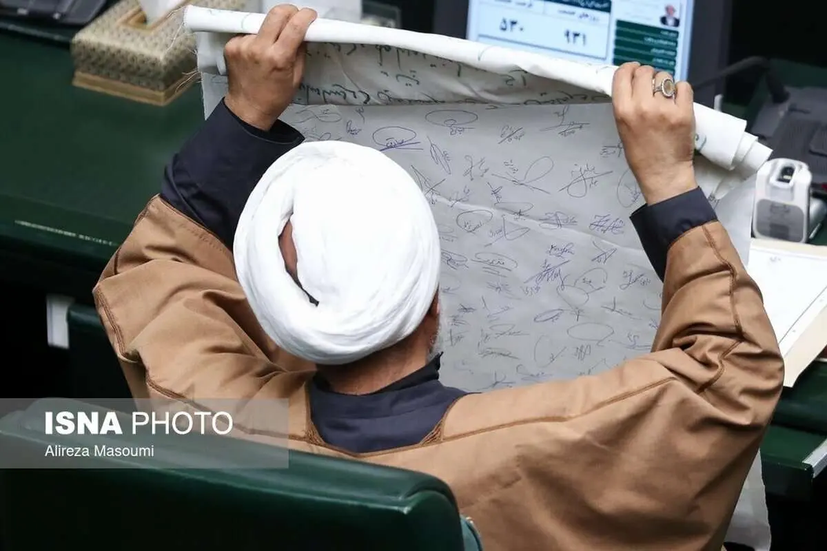 (تصاویر) حاشیههایی از صحن علنی مجلس