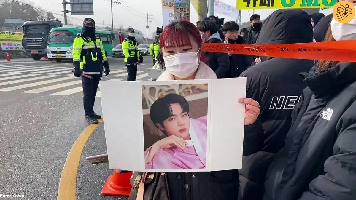 (ویدئو) خواننده BTS به سربازی رفت؛ هوادارانش تجمع کردند