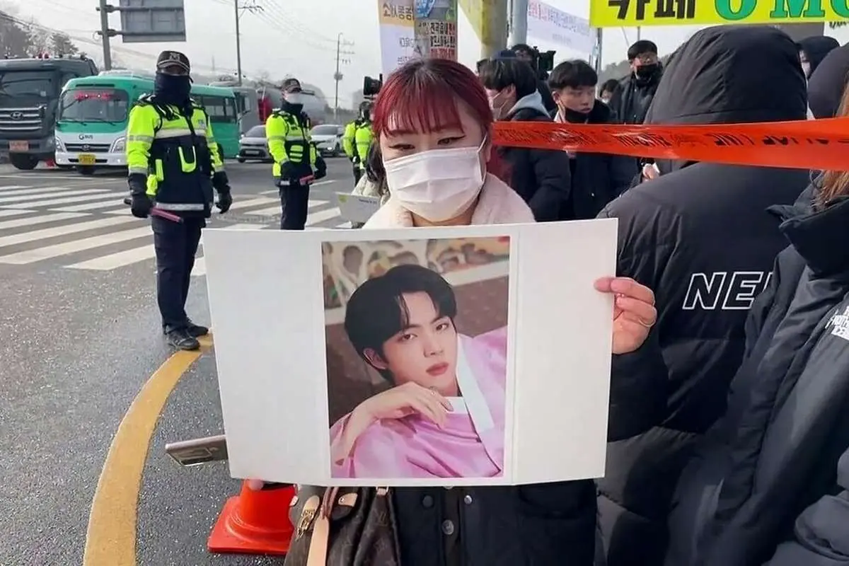 (ویدئو) خواننده BTS به سربازی رفت؛ هوادارانش تجمع کردند