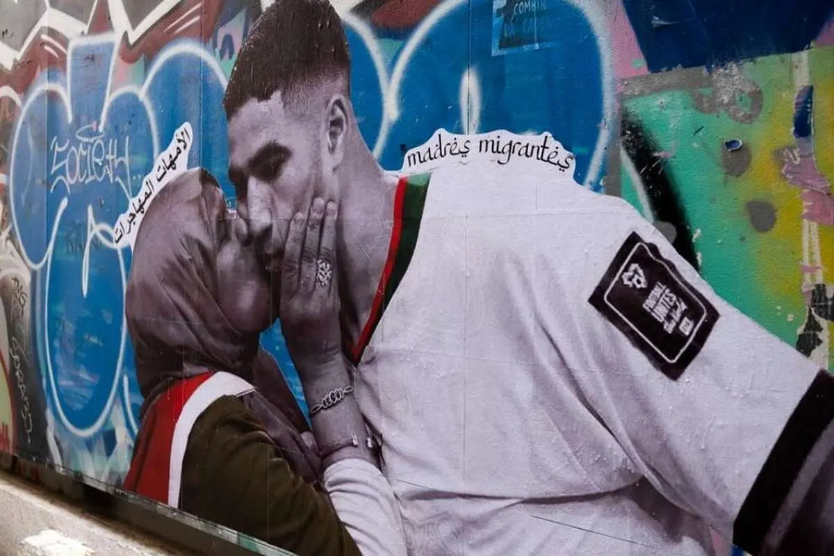 (عکس) بوسه مادر اشرف حکیمی نقاشی دیواری شد