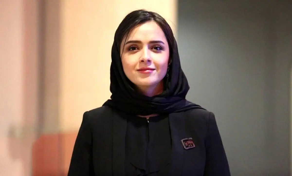 (عکس) پیگیری وضعیت ترانه علیدوستی مقابل زندان اوین