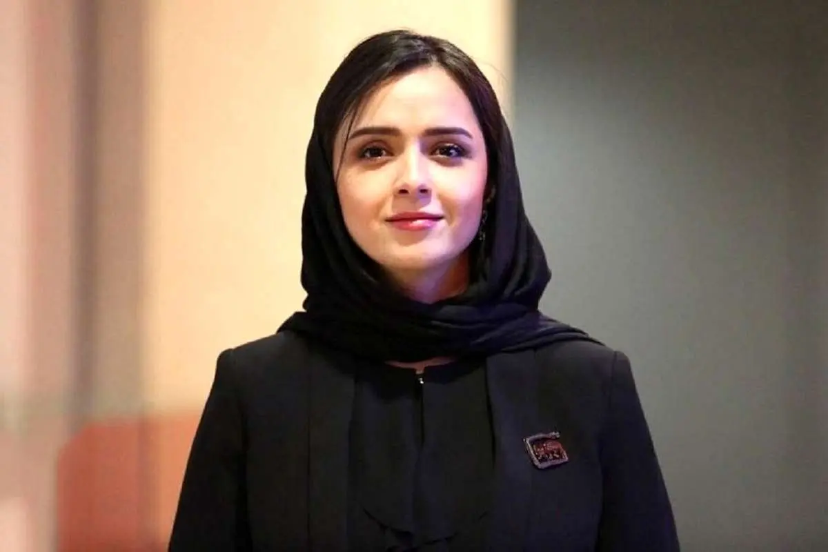 (عکس) پیگیری وضعیت ترانه علیدوستی مقابل زندان اوین