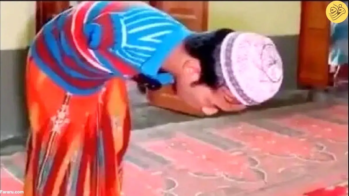 (ویدئو) نماز خواندن تکان دهنده یک جوان بدون دست و پا