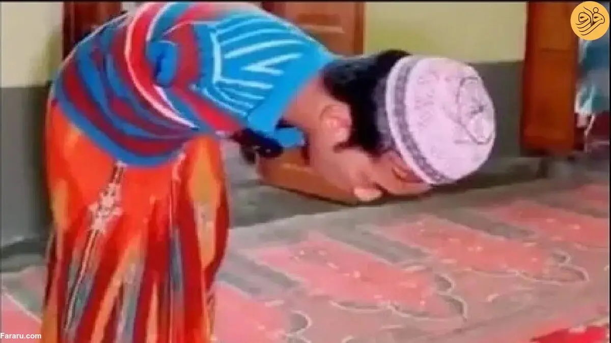 (ویدئو) نماز خواندن تکان دهنده یک جوان بدون دست و پا