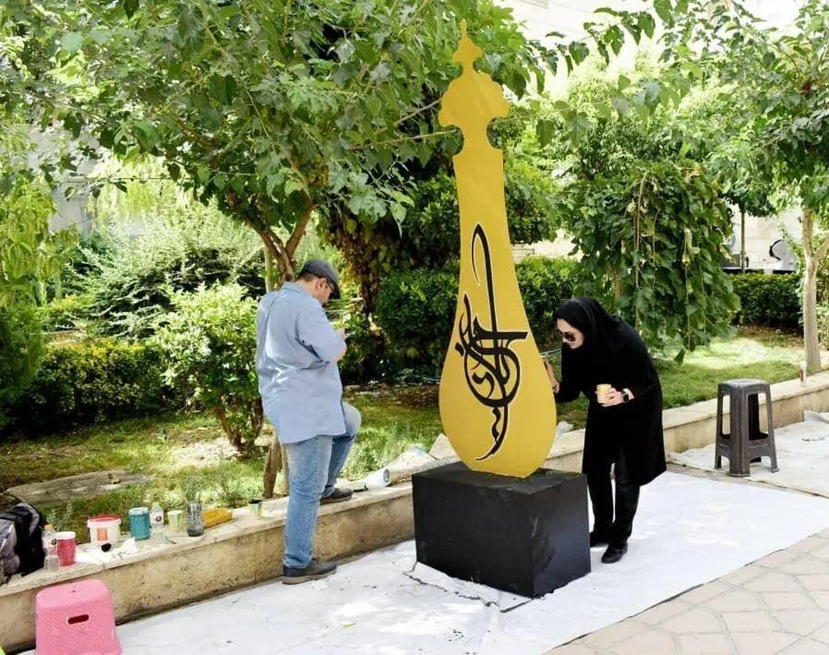 این بانوی هنرمند دیوارهای پایتخت را خط می‌زند