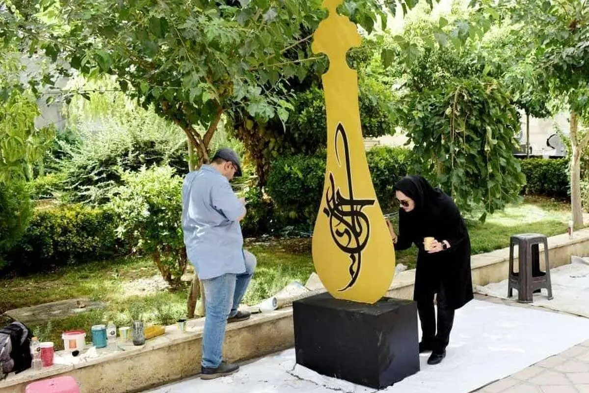 این بانوی هنرمند دیوارهای پایتخت را خط می‌زند