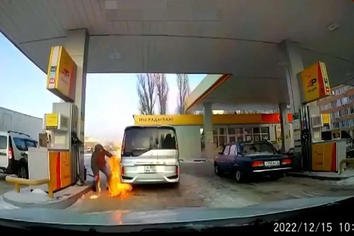 (ویدئو) روشن کردن عمدی فندک در حین بنزین زدن!