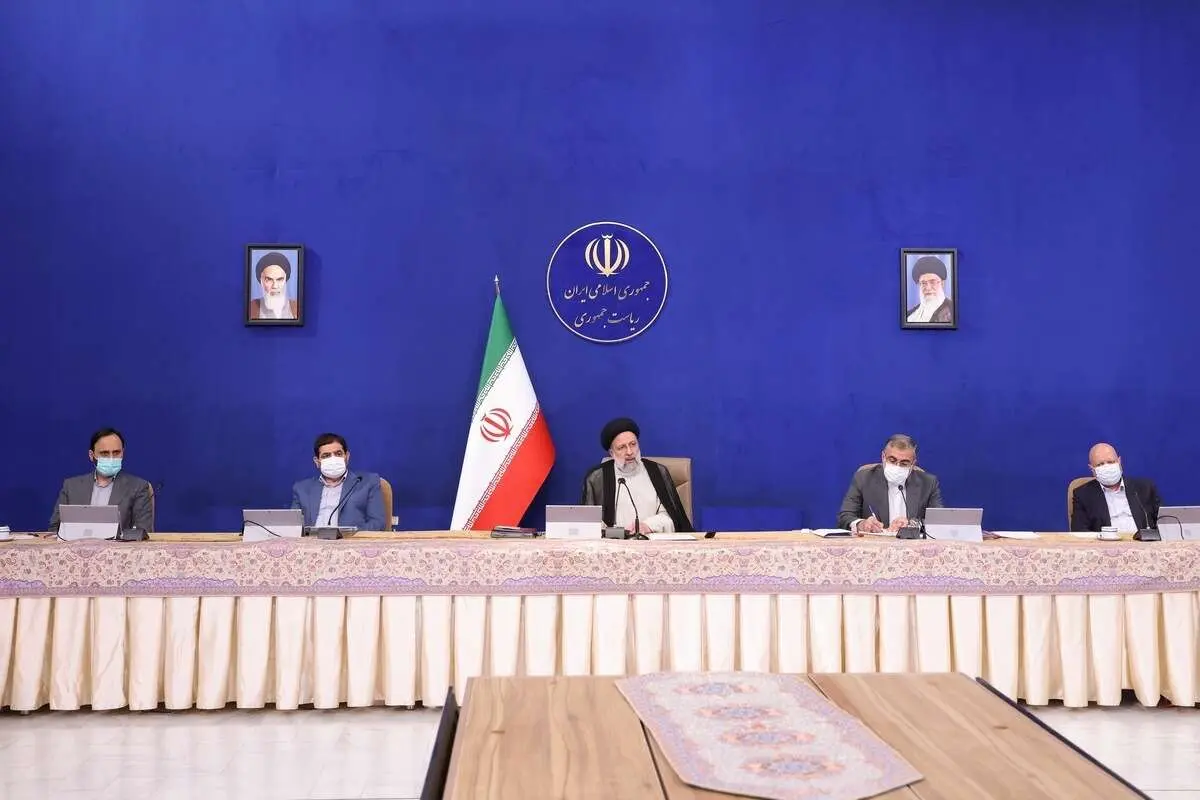 کنایه روزنامه اصولگرا به دولت رئیسی: در ۱۴۰۲ جراحی اقتصادی نکنید!