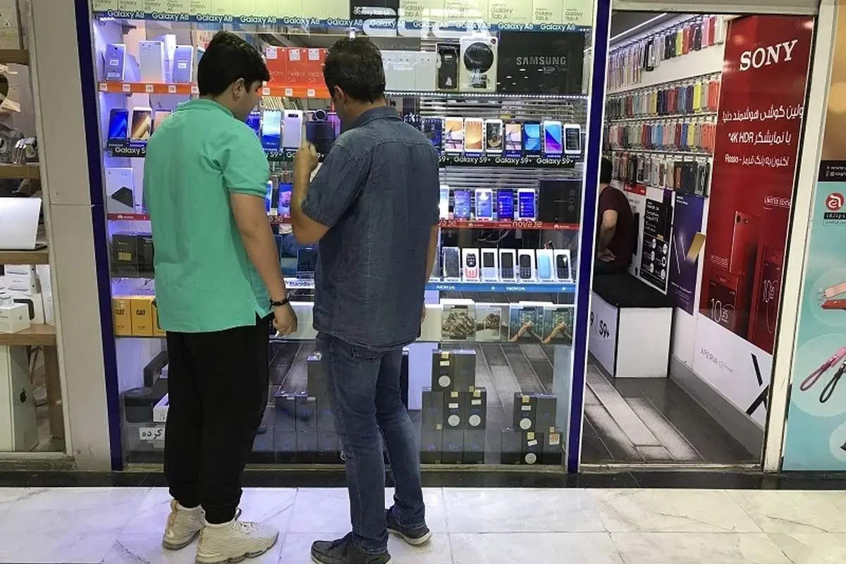 چهار گوشی موبایل با وضعیت بهشدت عجیب