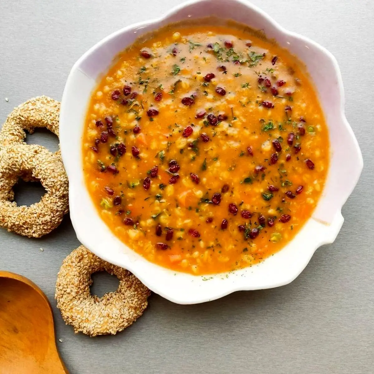 طرز تهیه سوپ جو با زرشک؛ غذای دلچسب روز‌های سرد