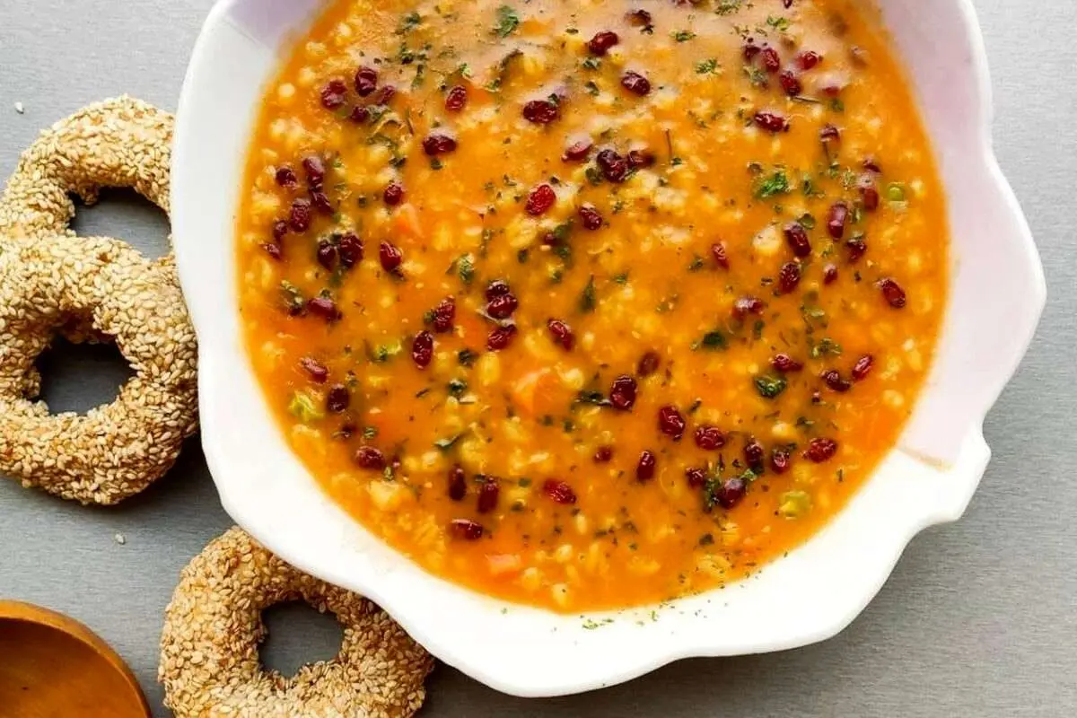 طرز تهیه سوپ جو با زرشک؛ غذای دلچسب روزهای سرد