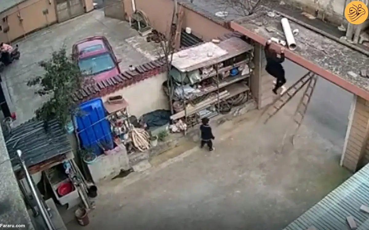 (ویدئو) یک کودک مادربزرگش را از سقوط نجات داد
