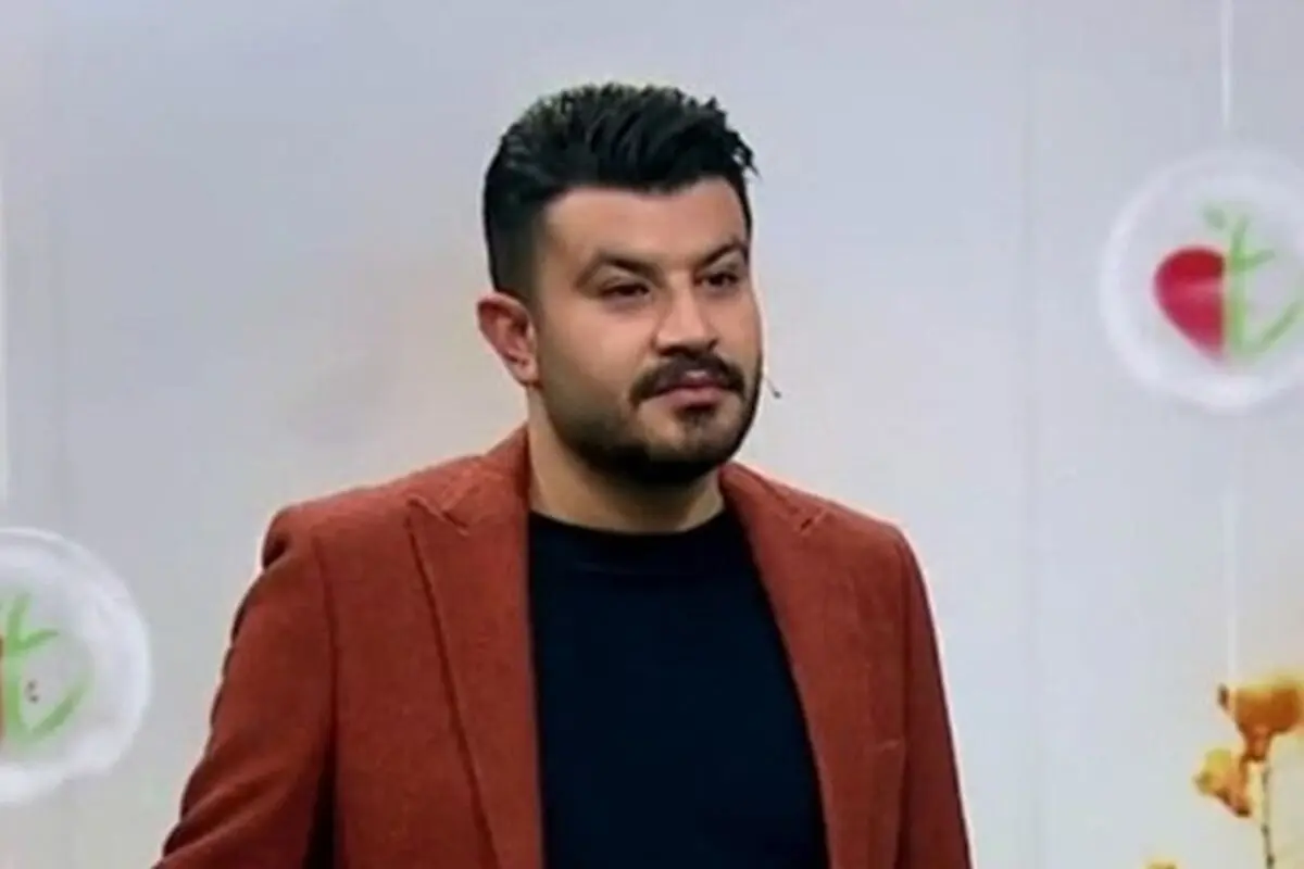 (ویدئو) افتادن مجری شبکه ۳ از روی صندلی در برنامه زنده!