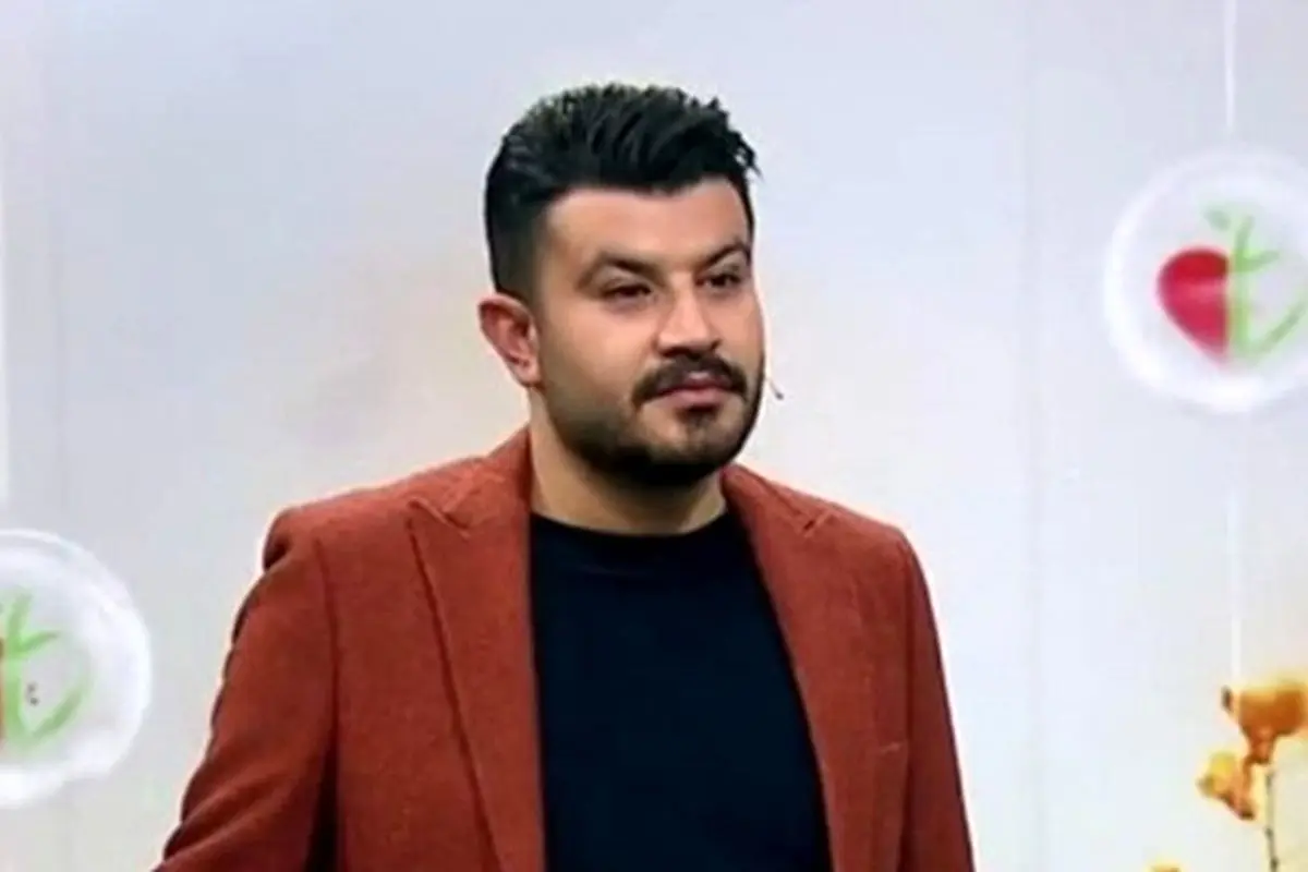(ویدئو) افتادن مجری شبکه ۳ از روی صندلی در برنامه زنده!